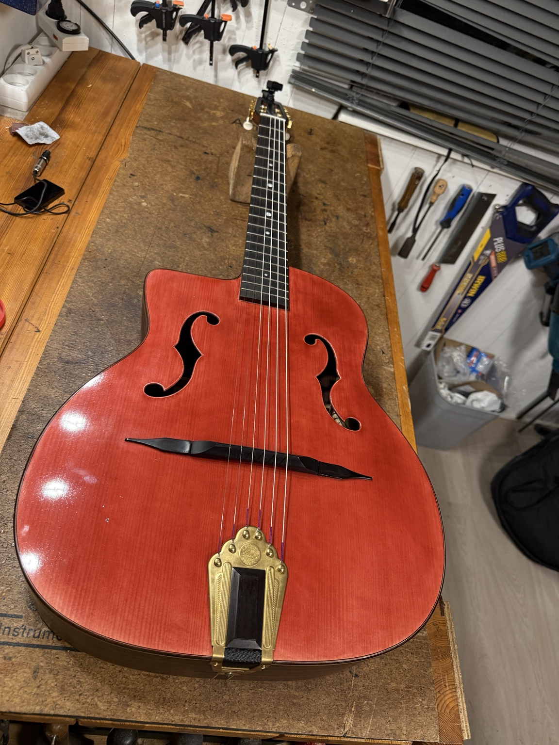 Humbucker på archtop- og gypsyjazz-guitar – montering og strengevalg – image 1