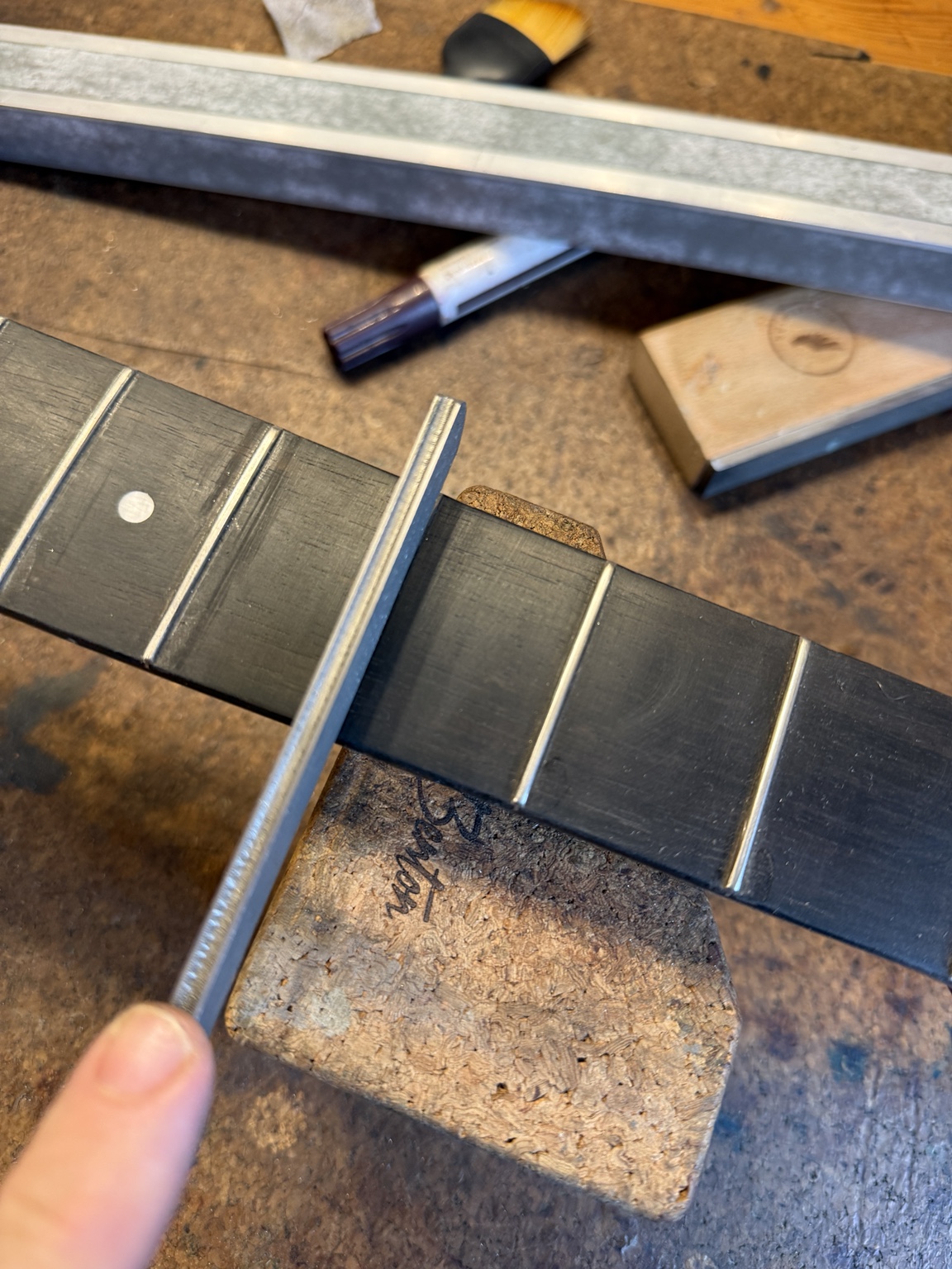 Båndplanering på guitar – Fra tuschtest til blanke, plane bånd – image 6