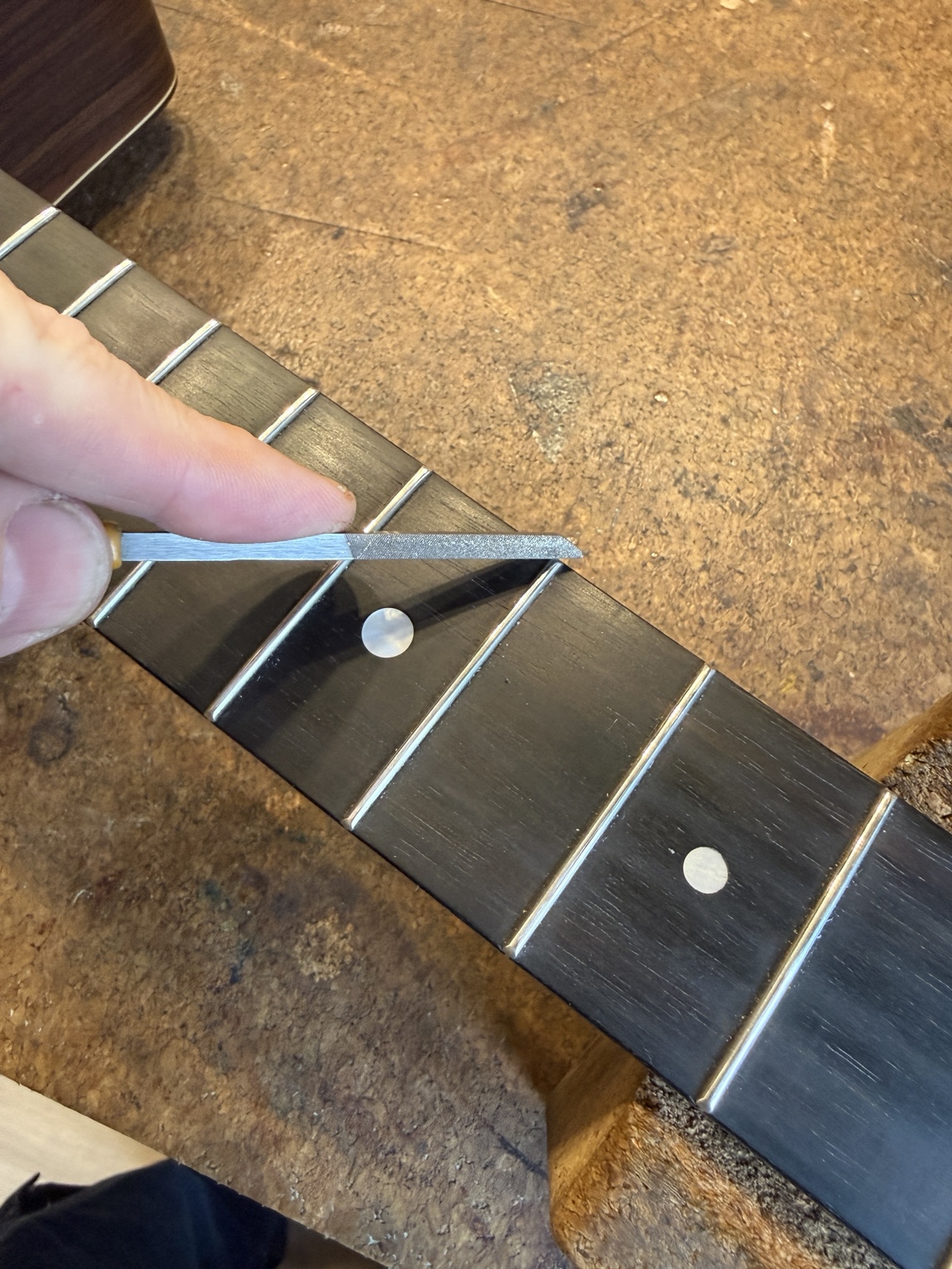 Pourquoi les extrémités des frettes de ma guitare sont-elles coupantes ? – image 3
