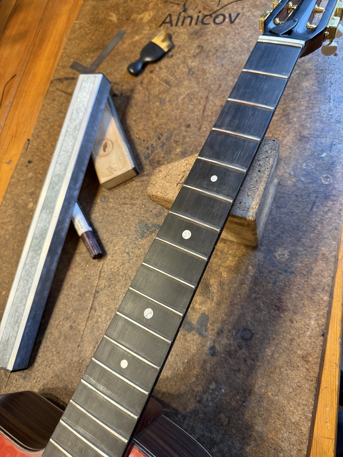 Båndplanering på guitar – Fra tuschtest til blanke, plane bånd – image 5