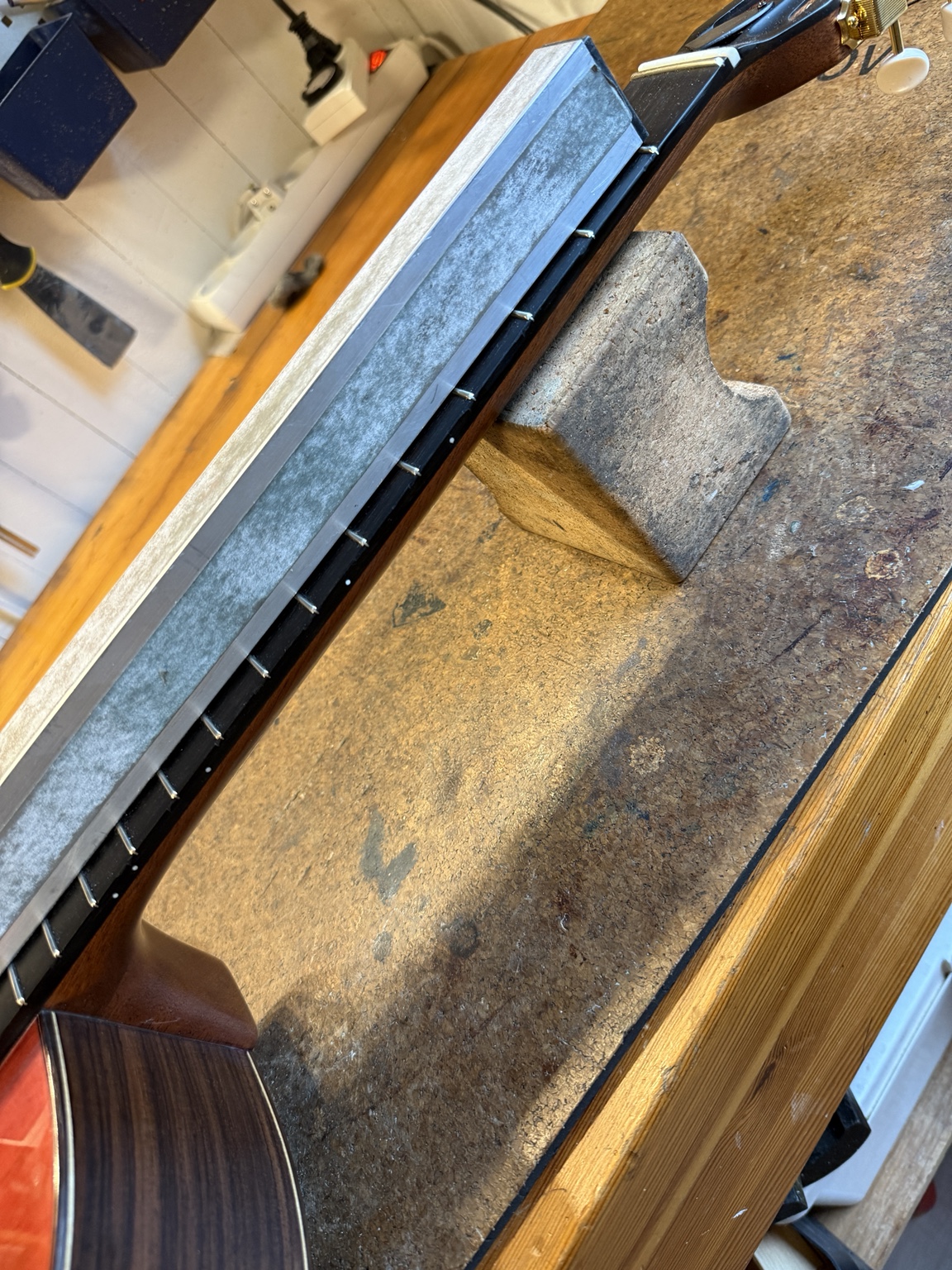 Båndplanering på guitar – Fra tuschtest til blanke, plane bånd – image 2