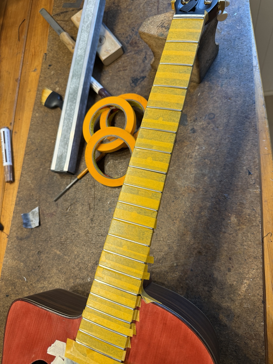 Båndplanering på guitar – Fra tuschtest til blanke, plane bånd – image 9