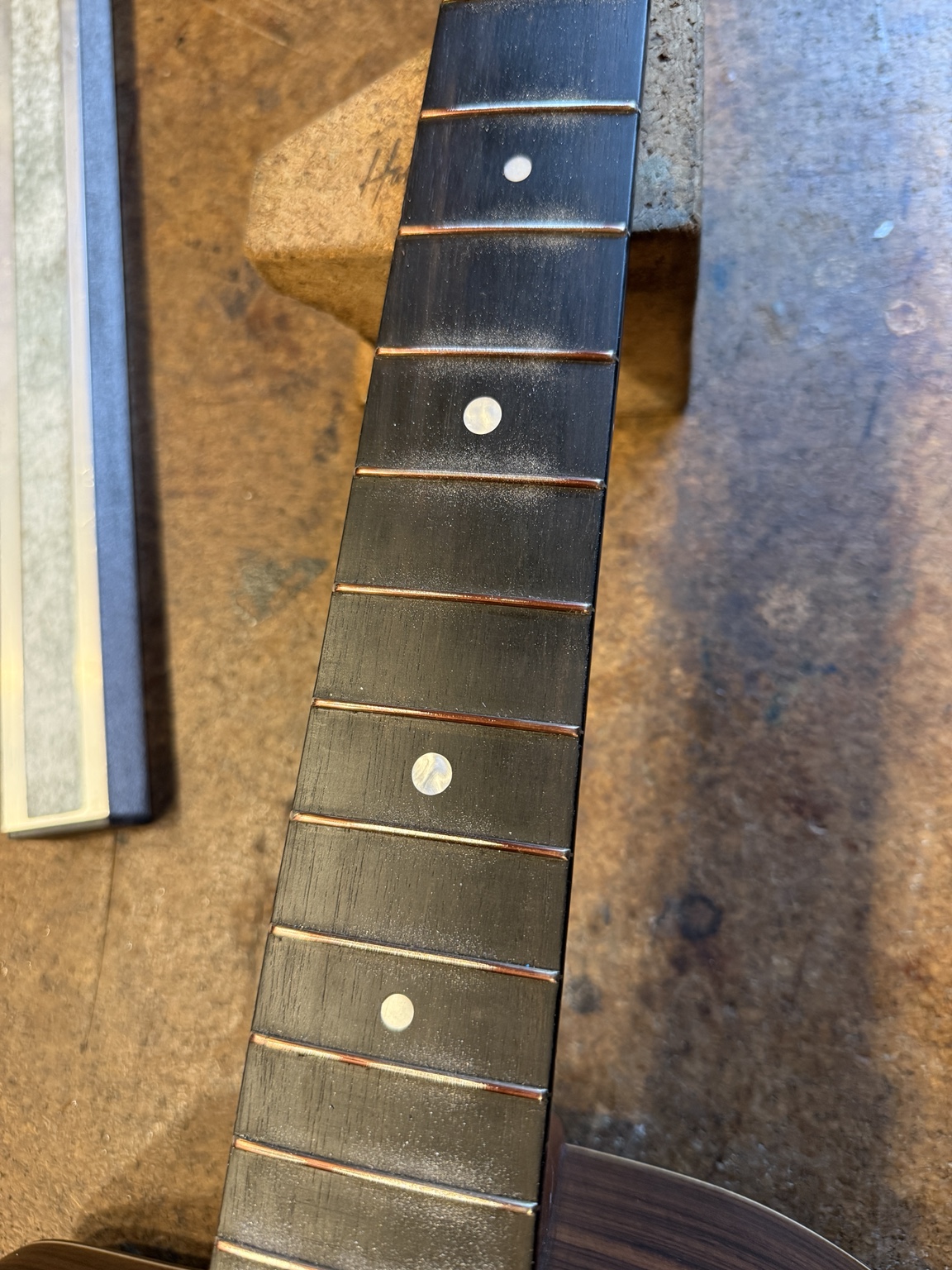 Båndplanering på guitar – Fra tuschtest til blanke, plane bånd – image 4