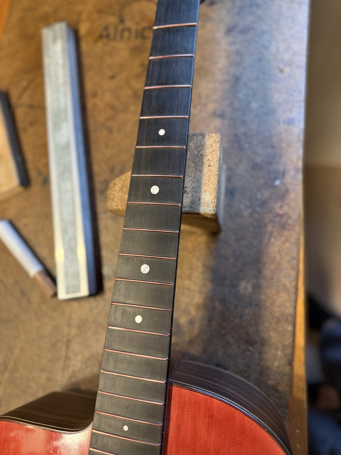 Båndplanering på guitar – Fra tuschtest til blanke, plane bånd – image 1