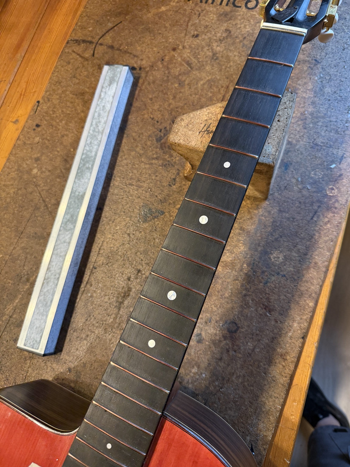 Båndplanering på guitar – Fra tuschtest til blanke, plane bånd – image 3