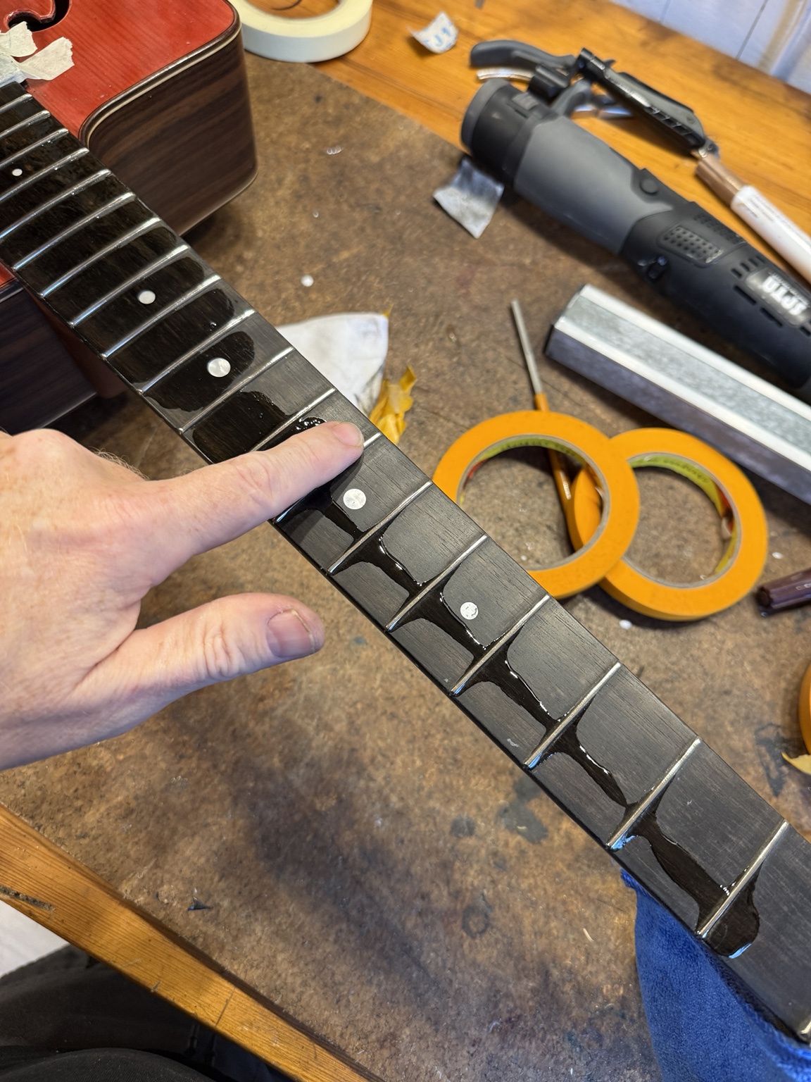 Båndplanering på guitar – Fra tuschtest til blanke, plane bånd – image 11