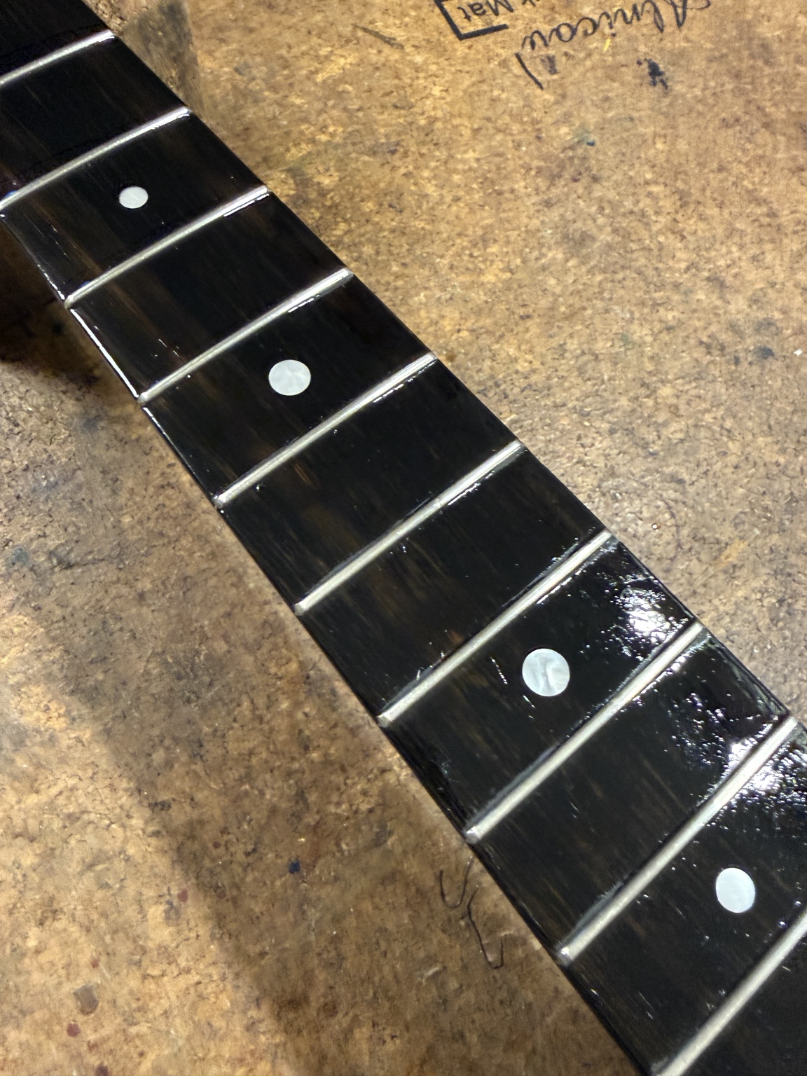 Pourquoi les extrémités des frettes de ma guitare sont-elles coupantes ? – image 4