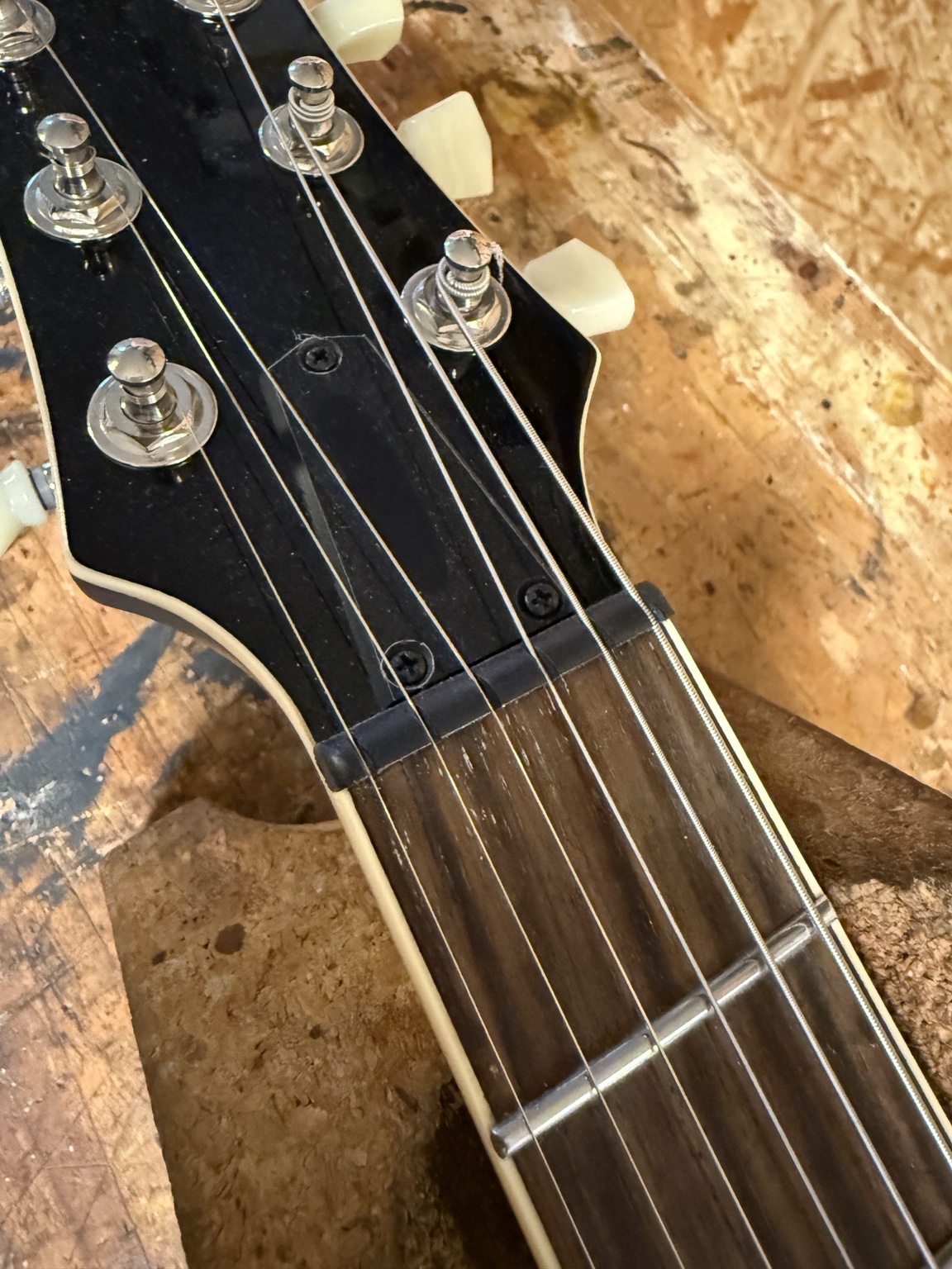 Hvordan sænker man strengene på en guitar? – Justering af strengehøjde og intonation – image 4
