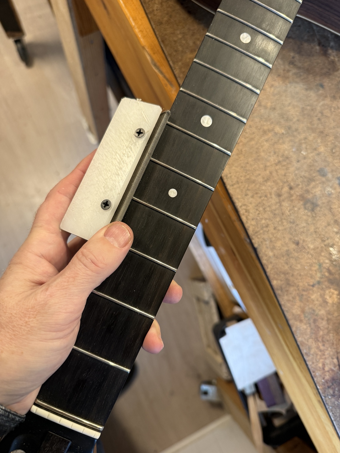 Pourquoi les extrémités des frettes de ma guitare sont-elles coupantes ? – image 2
