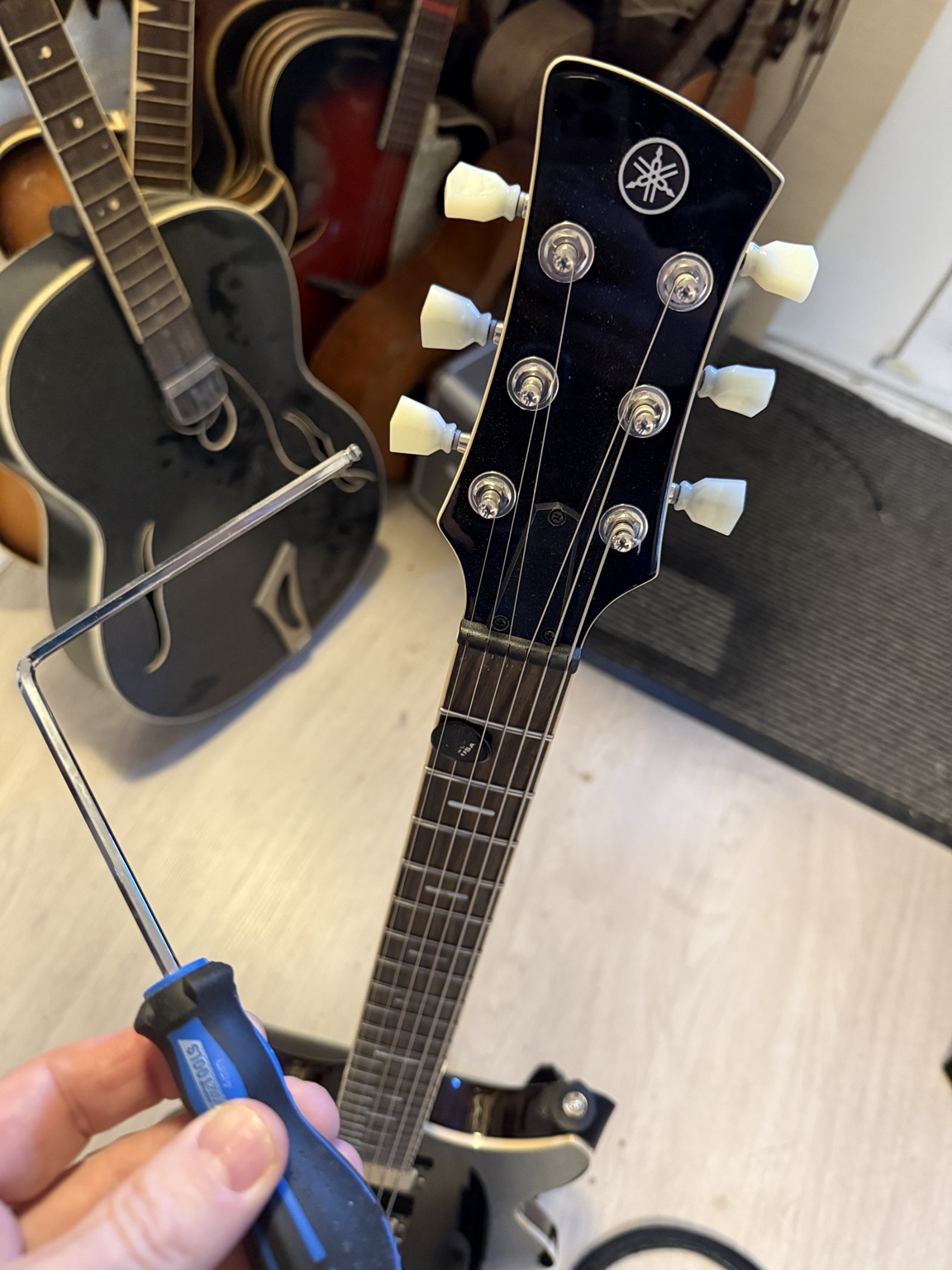 Ajuste del alma de la guitarra (truss rod) – La curvatura del mástil – image 1